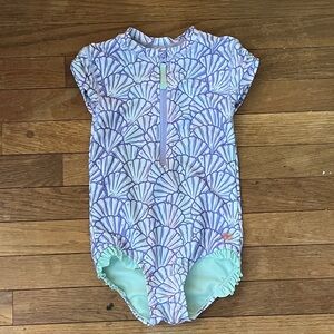 RuffleButts Seashell Print Short-Sleeved Rashguard – Size 6